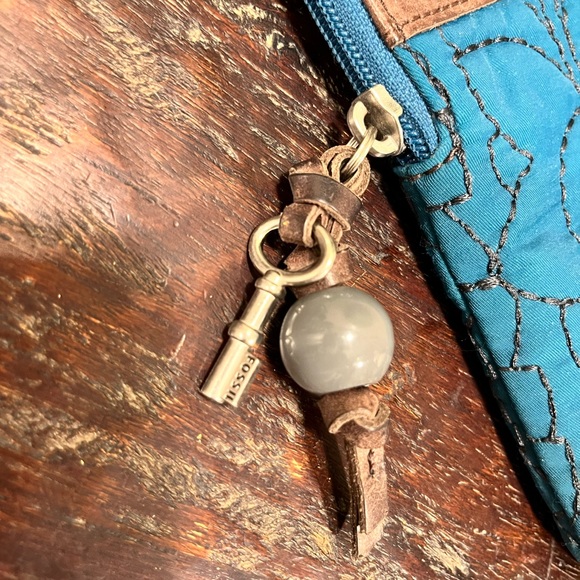 FOSSIL QUILTED FLOWER PRNT/LEATHER OUTSIDE w/WAX LINED FABRIC INSIDE TABLET CASE - Picture 3 of 9